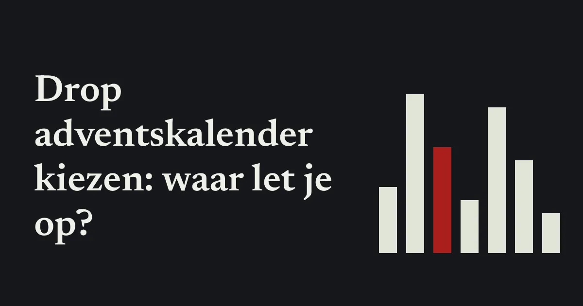Zwarte drop in een open adventskalender met genummerde deurtjes op een houten tafel