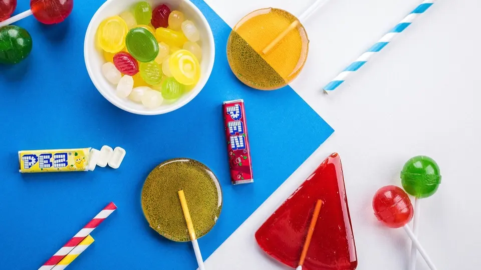Lolly’s en gomsnoep op een blauwe achtergrond